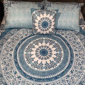 *SOLD* Full/queen aqua and turquoise blue medallion comforter set